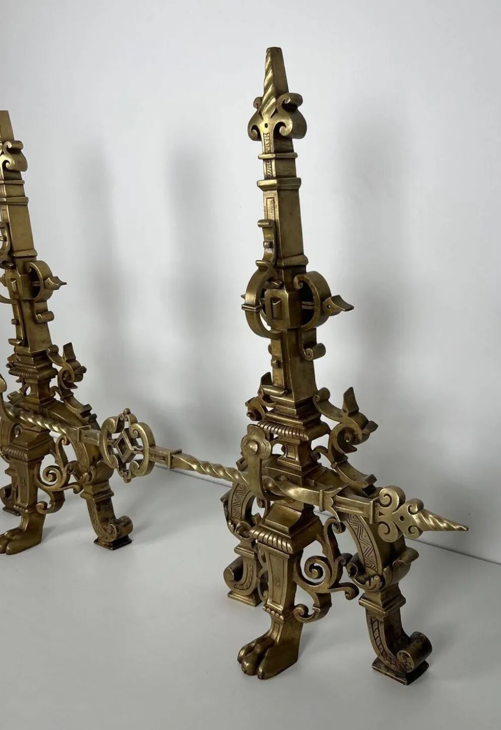 Parure de cheminée en bronze de style renaissance avec barre de