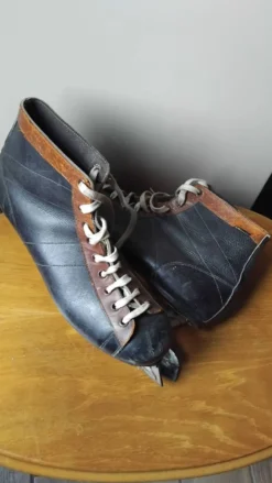 Patins a glace en cuir 2 tons années 60
