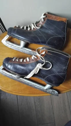 Patins a glace en cuir 2 tons années 60