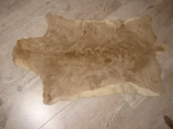 Peau de chèvre bouclée tannée 55x100cm