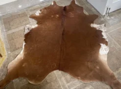Peau de vache marron et blanche