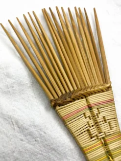 Peigne traditionnel Luba / Congo en bois et osier tressé
