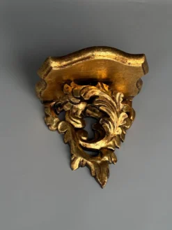 Petite console d’applique en bois sculpté et doré style Louis XV