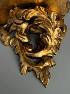 Petite console d’applique en bois sculpté et doré style Louis XV