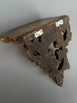 Petite console d’applique en bois sculpté et doré style Louis XV