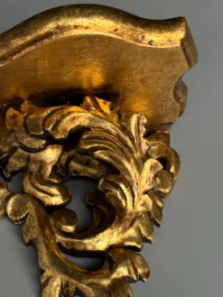 Petite console d’applique en bois sculpté et doré style Louis XV