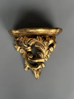 Petite console d’applique en bois sculpté et doré style Louis XV