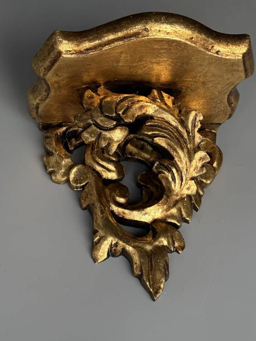 Petite console d’applique en bois sculpté et doré style Louis XV