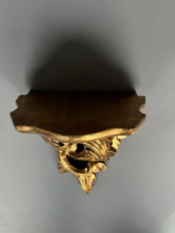 Petite console d’applique en bois sculpté et doré style Louis XV