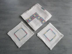 Petite nappe a thé ancienne brodée 60x60cm+6 serviettes assorties