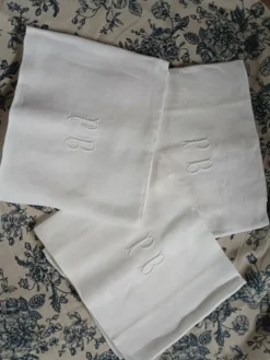 3 petites nappes anciennes initiales brodées PB