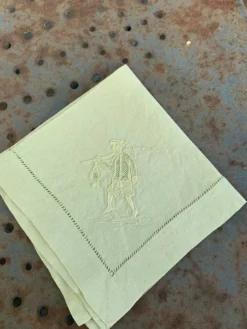 4 petites serviettes a thé, dépareillées en lin, brodées, deux avec des fleurs et deux avec pecheurs