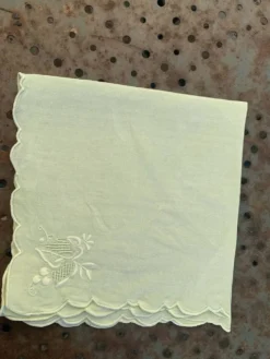 4 petites serviettes a thé, dépareillées en lin, brodées, deux avec des fleurs et deux avec pecheurs