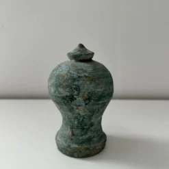 Petite urne en terre cuite patinée