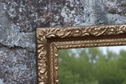 Petit miroir ancien en bois et stuc doré – style baroque – 35 × 29 cm
