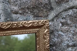 Petit miroir ancien en bois et stuc doré – style baroque – 35 × 29 cm