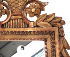 Petit miroir de dame Louis XVI en bois sculpté et doré