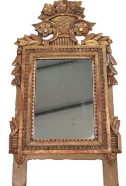 Petit miroir de dame Louis XVI en bois sculpté et doré