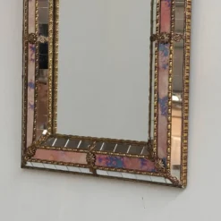 Petit miroir en laiton espagnol et mosaïque avec du verre teinté rose, années 1980.
