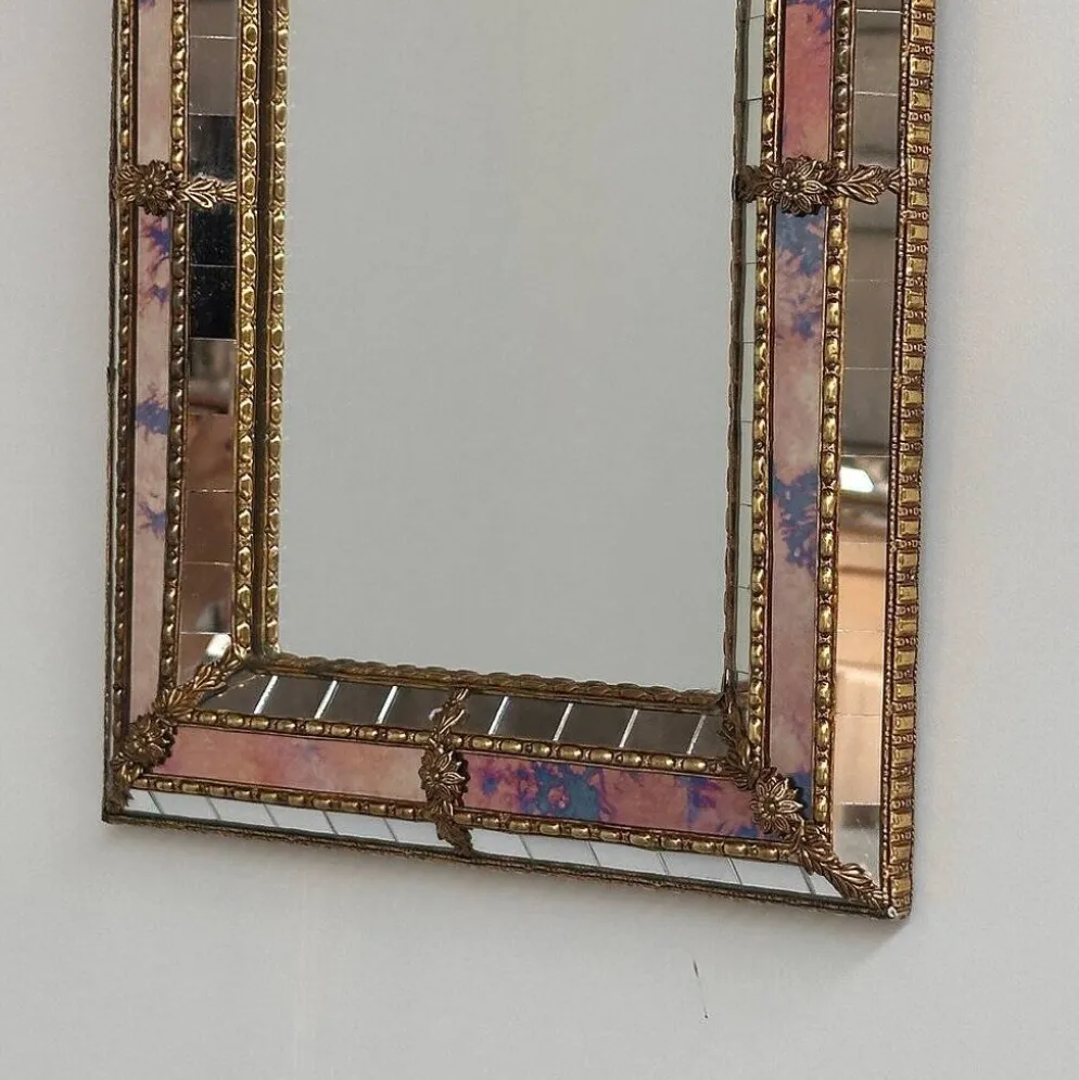 Petit miroir en laiton espagnol et mosaïque avec du verre teinté rose, années 1980.
