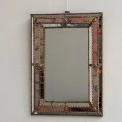 Petit miroir en laiton espagnol et mosaïque avec du verre teinté rose, années 1980.