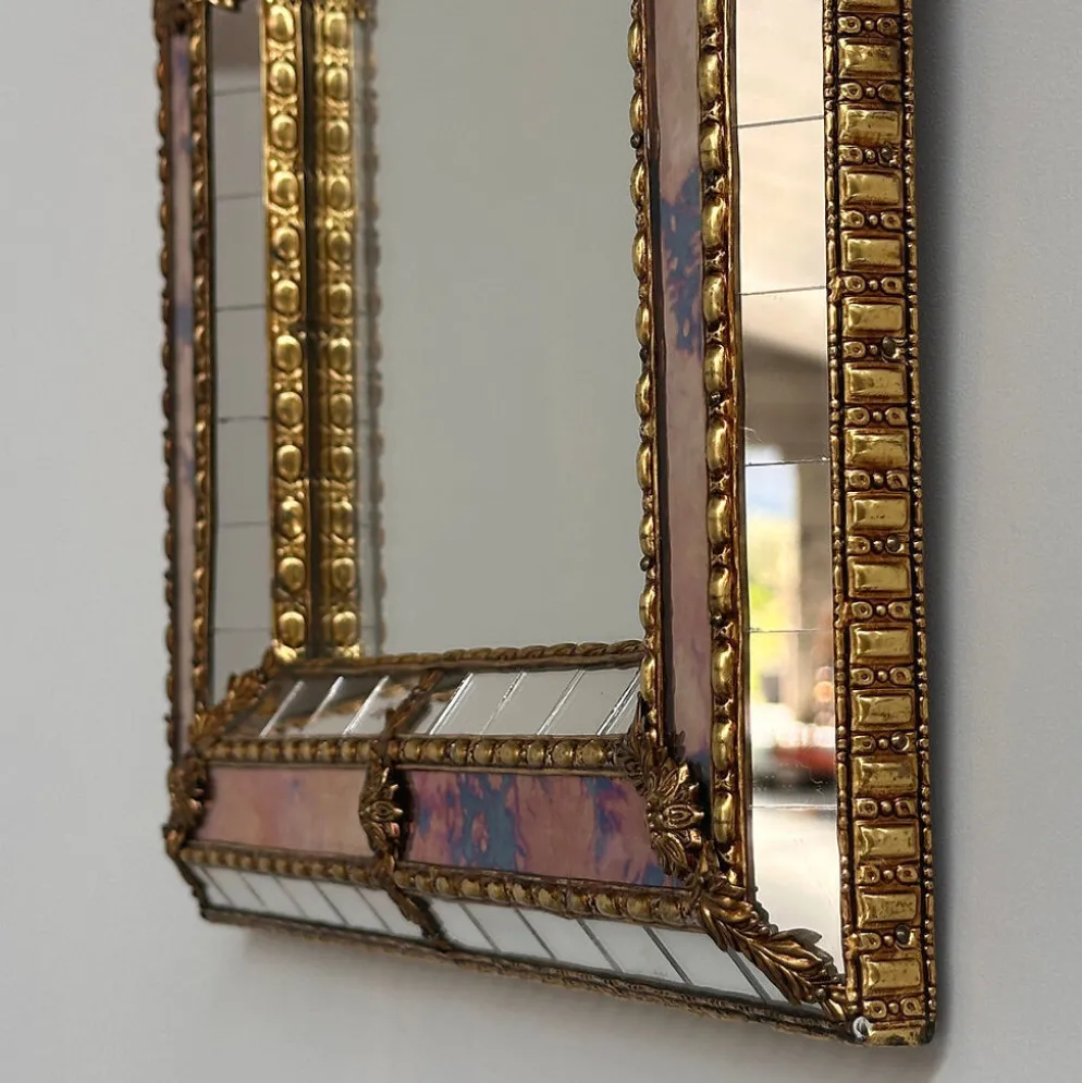 Petit miroir en laiton espagnol et mosaïque avec du verre teinté rose, années 1980.