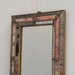 Petit miroir en laiton espagnol et mosaïque avec du verre teinté rose, années 1980.
