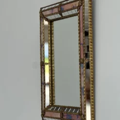 Petit miroir en laiton espagnol et mosaïque avec du verre teinté rose, années 1980.