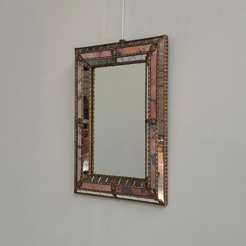Petit miroir en laiton espagnol et mosaïque avec du verre teinté rose, années 1980.