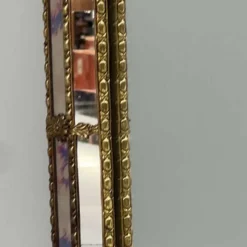 Petit miroir en laiton espagnol et mosaïque avec du verre teinté rose, années 1980.