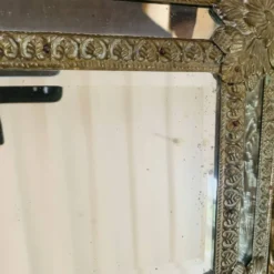 Petit miroir à parcloses en laiton repoussé