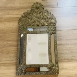 Petit miroir à parcloses en laiton repoussé