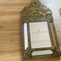 Petit miroir à parcloses en laiton repoussé