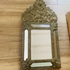 Petit miroir à parcloses en laiton repoussé