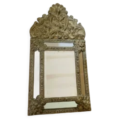 Petit miroir à parcloses en laiton repoussé