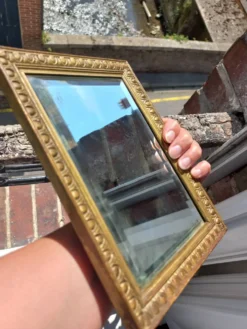 Petit miroir vintage en bois doré, verre biseauté avec chaîne