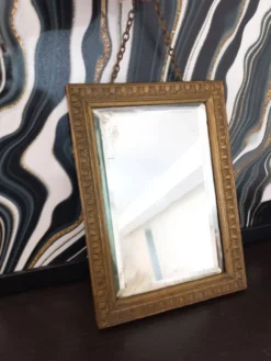 Petit miroir vintage en bois doré, verre biseauté avec chaîne