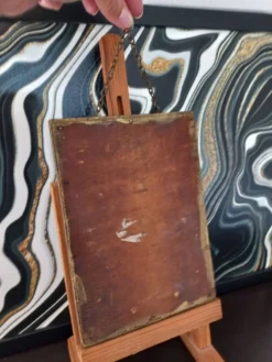 Petit miroir vintage en bois doré, verre biseauté avec chaîne