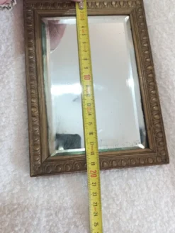 Petit miroir vintage en bois doré, verre biseauté avec chaîne