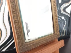 Petit miroir vintage en bois doré, verre biseauté avec chaîne