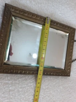 Petit miroir vintage en bois doré, verre biseauté avec chaîne