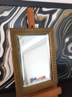 Petit miroir vintage en bois doré, verre biseauté avec chaîne