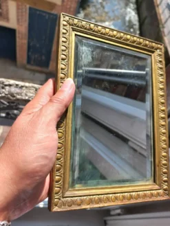 Petit miroir vintage en bois doré, verre biseauté avec chaîne