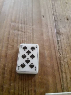 Petits dés et carte à jouer très anciens
