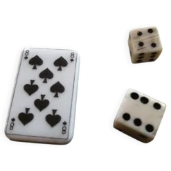 Petits dés et carte à jouer très anciens