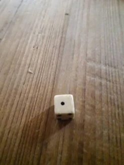 Petits dés et carte à jouer très anciens