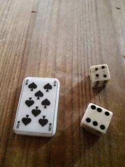 Petits dés et carte à jouer très anciens