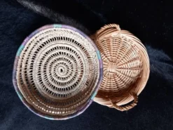 2 petits paniers/plateaux en osier