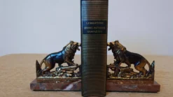 Petits serre-livres lions rugissants en régule patiné sur socle en marbre