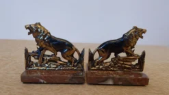 Petits serre-livres lions rugissants en régule patiné sur socle en marbre